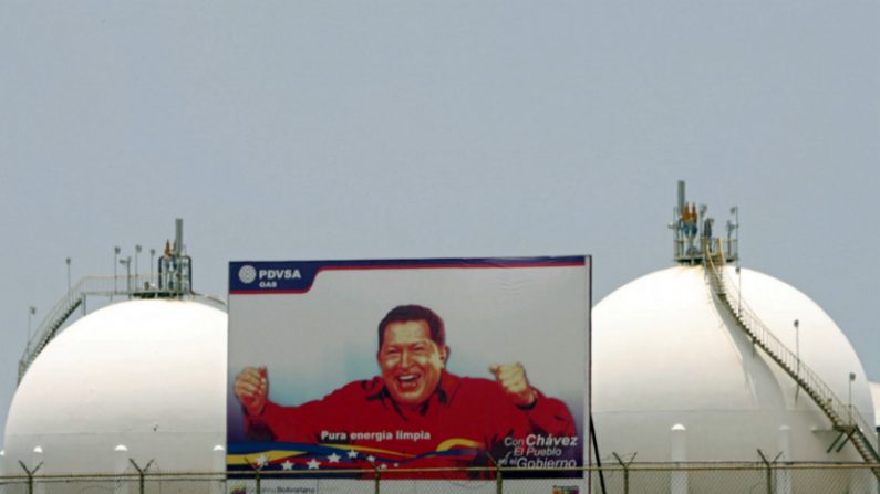 Outdoor com retrato do presidente da Venezuela, Hugo Chávez, é exibido na fábrica petroquímica Jose em Barcelona, ​​a oeste de Caracas, em 16 de abril de 2007 (Juan Barreto/AFP/Getty Images)