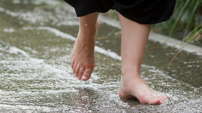     Muitas pessoas descobriram que dormem melhor, têm mais energia e experimentam alívio de dor através da conexão com a Terra. É chamado de aterramento e ocorre naturalmente quando andamos descalços sobre o solo (Mario Tama/Getty Images)