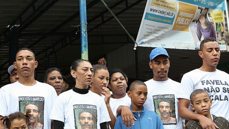 Família de Amarildo observa a polícia fazer reconstituição de caso do pedreiro desaparecido na Rocinha (Reprodução)