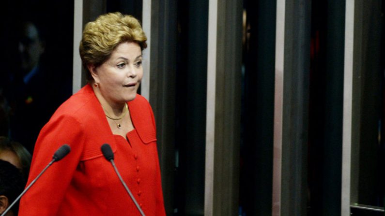 Presidente Dilma Rousseff participa em 18 de dezembro de 2013, em Brasília, de uma sessão parlamentar que reestabeleceu o ex-presidente João Goulart, deposto em 1 de abril de 1964 (Evaristo Sa/AFP/Getty Images)