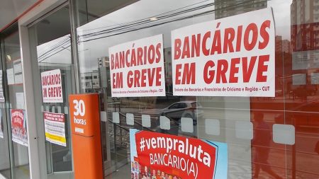 Bancários entram em greve por tempo indeterminado