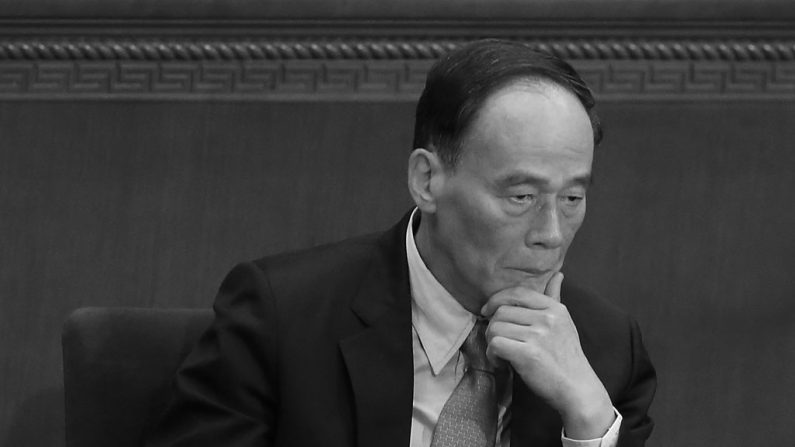 Wang Qishan, um membro do Comitê Permanente do Politburo da China e chefe do Comitê Central de Inspeção Disciplinar, assiste à sessão de abertura do Congresso Popular Nacional, no Grande Salão do Povo, em 5 de março de 2014, em Pequim, China (Feng Li/Getty Images)
