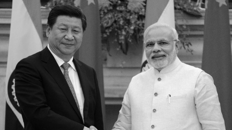 O primeiro-ministro indiano Narendra Modi (à direita) cumprimenta o líder chinês Xi Jinping após fazerem uma declaração conjunta sobre a questão de fronteira entre os dois países; em Nova Déli em 18 de setembro de 2014 (Raveendran/AFP/Getty Images)