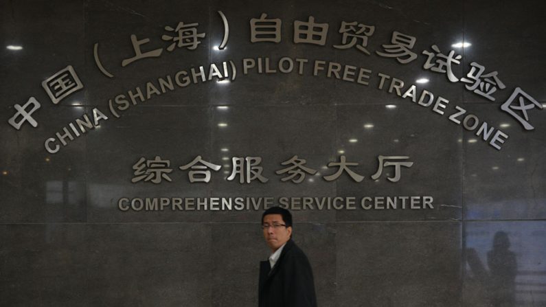 Um visitante passa pelo centro de serviços da Zona de Livre Comércio de Shanghai, em 28 de novembro de 2013. O chefe do projeto foi removido recentemente sob acusações de corrupção (Peter Parks/AFP/Getty Images)