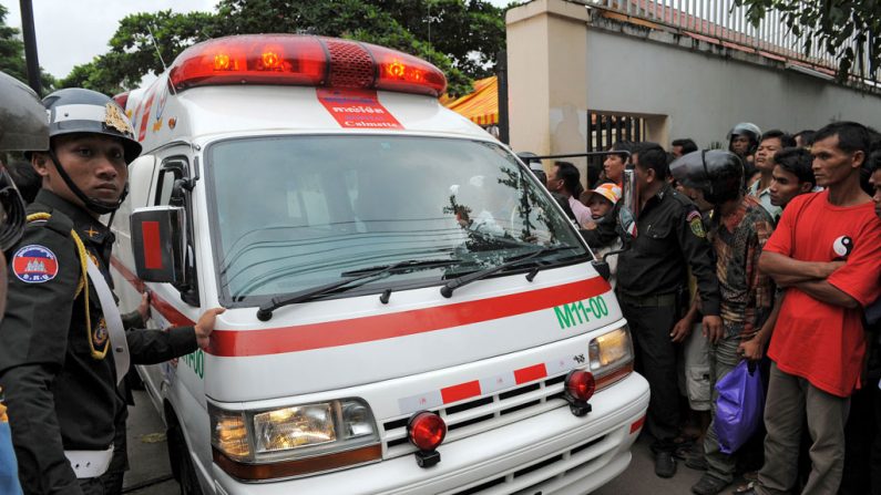 Policiais militares cambojanos abrem caminho para uma ambulância entrar num hospital em Phnom Penh, Camboja, em 23 de novembro de 2010. Um hospital militar no país foi recentemente investigado após ser descoberto que uma quadrilha de tráfico de órgãos operava no local com pelo menos um médico chinês (Tang Chhin Sothy/AFP/Getty Images)