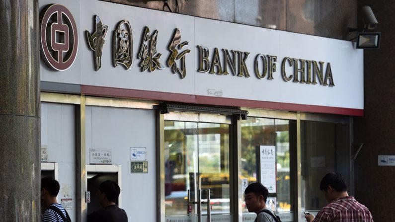 O Banco da China registrou 12,58 bilhões de yuanes (US$ 2 bilhões) em empréstimos inadimplentes na primeira metade do ano. Os bancos na China têm visto um aumento significante desses empréstimos podres à medida que a economia do país desacelera (Greg Baker/AFP/Getty Images)