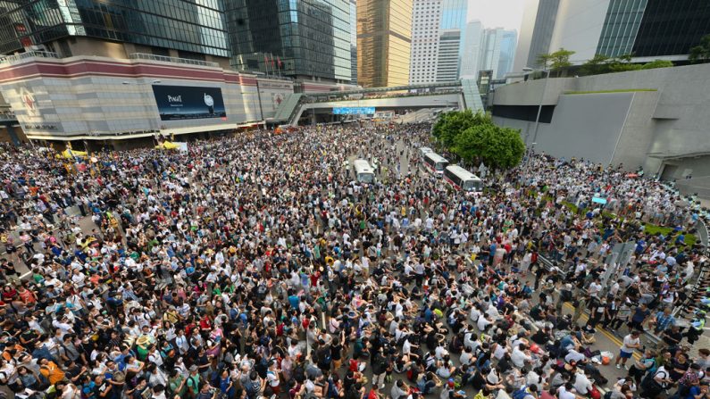 Protestos pró-democracia enchem as ruas do distrito financeiro central de Hong Kong, em 28 de setembro de 2014. Manifestantes expandiram seus protestos por toda a Hong Kong na segunda-feira (29), desafiando ordens governamentais para dispersar; uma grande mobilização contra a decisão de Pequim de limitar as reformas democráticas na cidade-estado (Sung Cheung-loong/Epoch Times)