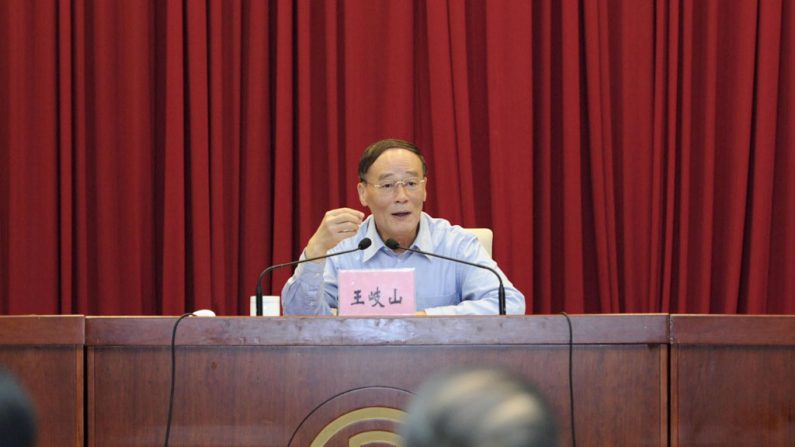 Wang Qishan fala numa sessão de treinamento com investigadores anticorrupção, em 17 de maio de 2013 (Captura de tela/Diário do Povo)