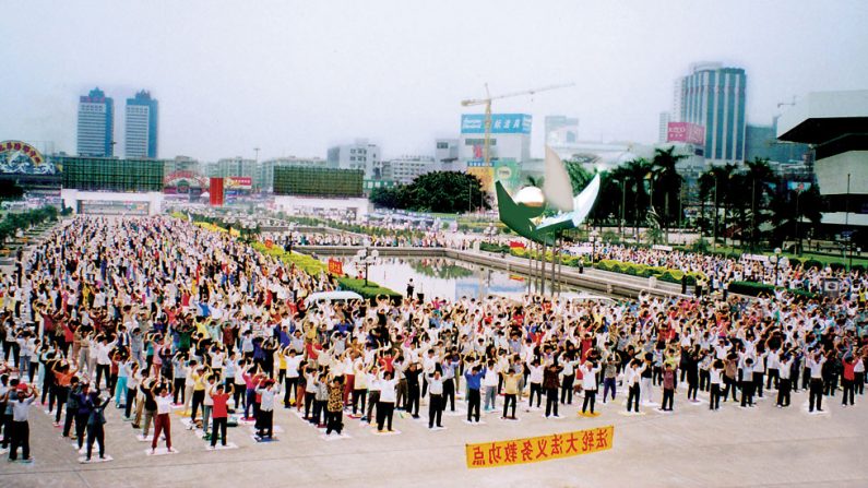 Adeptos do Falun Gong realizam os exercícios da prática em Guangzhou, antes do início da brutal perseguição do regime comunista chinês à disciplina espiritual (Minghui.org)