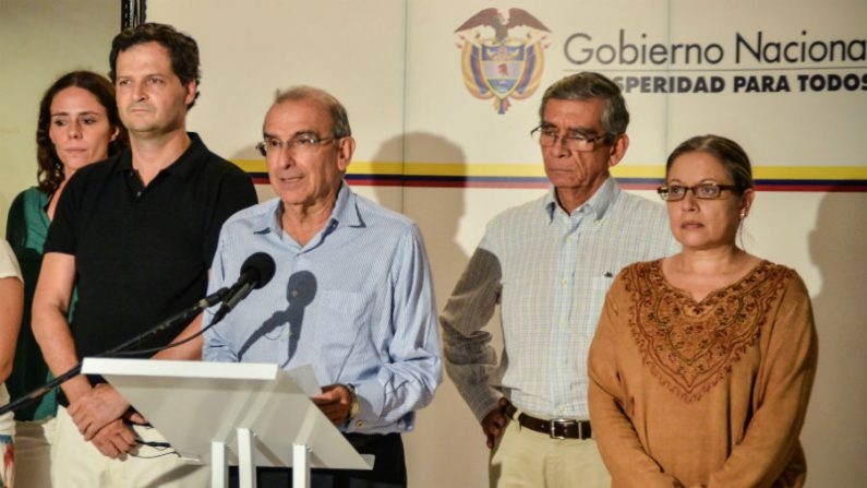 Chefe da delegação do governo colombiano Humberto de la Calle (centro) fala durante uma conferência de imprensa ao lado de membros da delegação no Palco Hotel em Havana, em 24 de setembro de 2014 (Adalberto Roque/AFP/Getty Images)