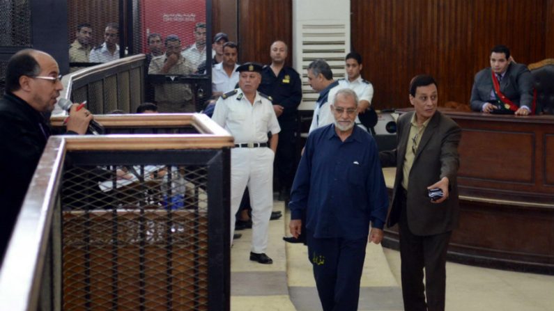 Líder supremo da Irmandade egípcia Mohamed Badie (ao centro) participa de seu julgamento na capital Cairo, em 18 de maio de 2014. Um tribunal egípcio condenou 126 partidários do deposto presidente islamita Mohamed Morsi a 10 anos de prisão cada sob acusação de violência durante protestos, disseram fontes judiciais (Ahmed Gamel/AFP/Getty Images)