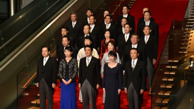 O primeiro-ministro japonês, Shinzo Abe (frente, centro) acompanhado da ministra de Assuntos Internos e Comunicação Sanae Takaichi (frente, 2º dir.) e a ministra da Economia, Comércio e Indústria, Yuko Obuchi (frente, 2ª esq.), posam com membros do gabinete durante uma sessão de fotos após a sua primeira reunião de gabinete na residência oficial do primeiro-ministro em Tóquio, em 3 de setembro de 2014. Abe nomeou cinco mulheres para seu novo gabinete em 3 de setembro, dando o exemplo de um país que, conforme dizem os economistas, deve fazer um melhor uso de suas mulheres altamente educadas, mas subempregadas (Kazuhiro Nogi/AFP/Getty Images)