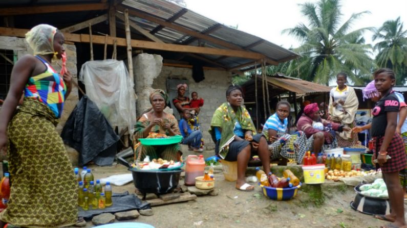 Foto tirada em 2 de setembro de 2014 mostra o mercado da cidade de Dolo, cerca de 60 km a leste de Monróvia, em quarentena como medida para conter a propagação do vírus ebola. A agência internacional Médicos Sem Fronteiras disse que o mundo está "perdendo a batalha" para conter ebola depois que a ONU alertou para a grave escassez de alimentos nos países mais atingidos. O vírus ebola, transmitido através do contato com fluidos corporais infectados, já matou mais de 1.500 pessoas em quatro países desde o início do ano - quase 700 delas na Libéria (Dominique Faget/AFP/Getty Images)