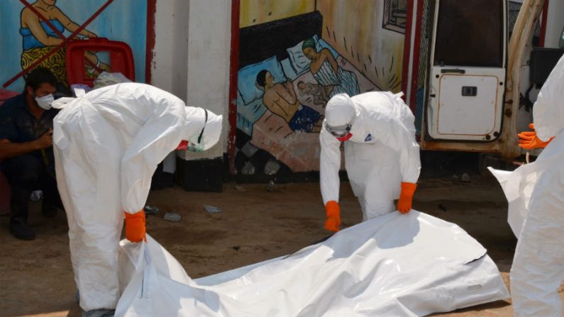 A OMS acredita que, até o final do ano, o número de infectados pelo vírus do ebola alcance 20 mil (Zoom Dosso/AFP/Getty Images)