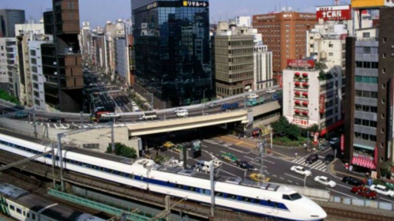 O sismo foi sentido nos edifícios de Tóquio durante mais de um minuto (Reprodução)