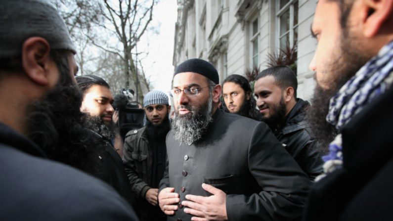 Anjem Choudary (centro), de 47 anos, ex-advogado e pregador islâmico (Dan Kitwood/Getty Images)