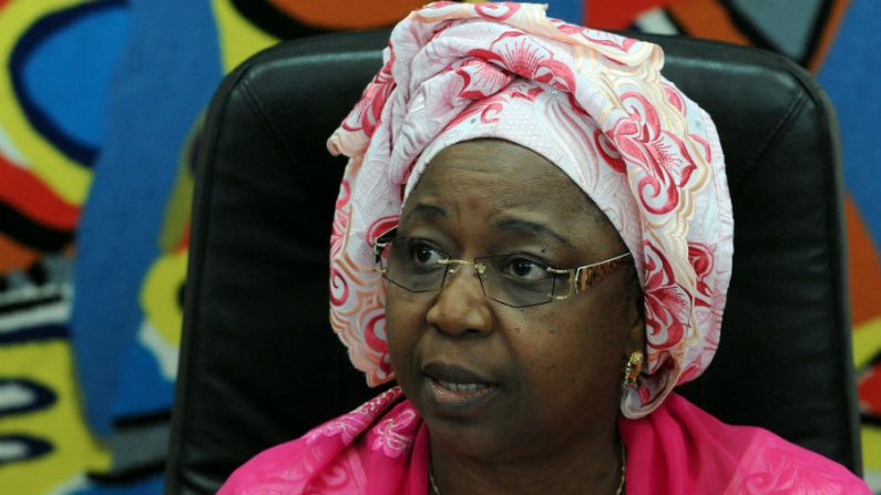 A ministra da Saúde do Senegal, Awa Marie Coll-Seck, participa de uma conferência de imprensa em 29 de agosto de 2014 em Dakar, para confirmar o primeiro caso de ebola no país. A ministra anunciou que o teste realizado em um jovem guineense teve resultado positivo para o vírus mortal (Seyllou/AFP/Getty Images)