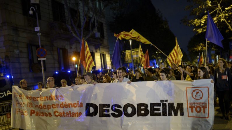  Catalães pro-independência protestam na frente de uma delegação do governo espanhol em Barcelona, em 29 de setembro de 2014. O Tribunal Constitucional da Espanha suspendeu hoje um referendo sobre a independência da Catalunha programado para 9 de novembro, no entanto os líderes da rica região nordeste prometeram avançar com os preparativos para a votação (Josep Lago/AFP/Getty Images)