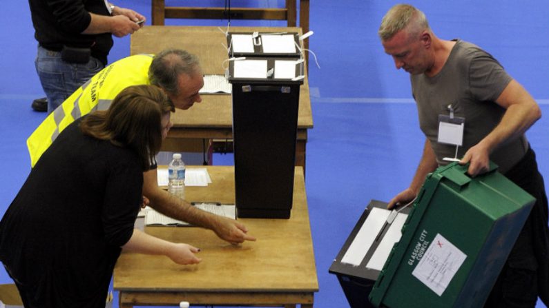 Urnas são carregadas para a contagem de votos no Emirates Sports Arena, em Glasgow, em 18 de setembro de 2014, depois do fechamento das urnas no referendo sobre a independência da Escócia. A questão para os eleitores em mais de 5.000 locais de votação da Escócia foi "A Escócia deve tornar-se um país independente?" e foram orientados a marcar 'Sim' ou 'Não'. O resultado está previsto para a manhã de hoje (18) (Andy Buchanan/AFP/Getty Images)