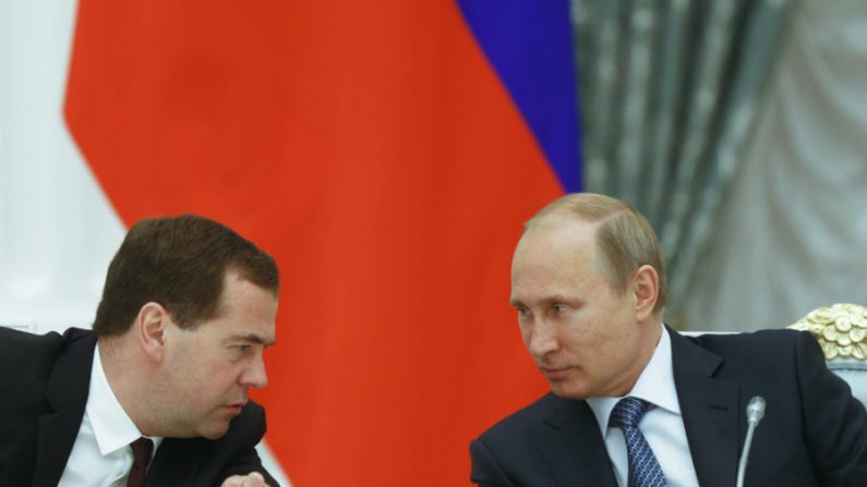  O presidente da Rússia, Vladimir Putin (dir.) fala com o primeiro-ministro Dmitry Medvedev durante uma reunião no Kremlin, em Moscou, em 7 de maio de 2014 (Dmitry Astakhov/AFP/Getty Images)