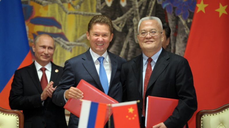 O presidente da Rússia, Vladimir Putin (esq.), aplaude durante cerimônia de assinatura do contrato entre o CEO da Gazprom, Alexei Miller, e o presidente da gigante estatal chinesa de energia CNPC, Zhou Jiping (esq.), para fornecimento de gás, em 21 de maio de 2014 em Xangai (Alexey Druzhinin/AFP/Getty Images)