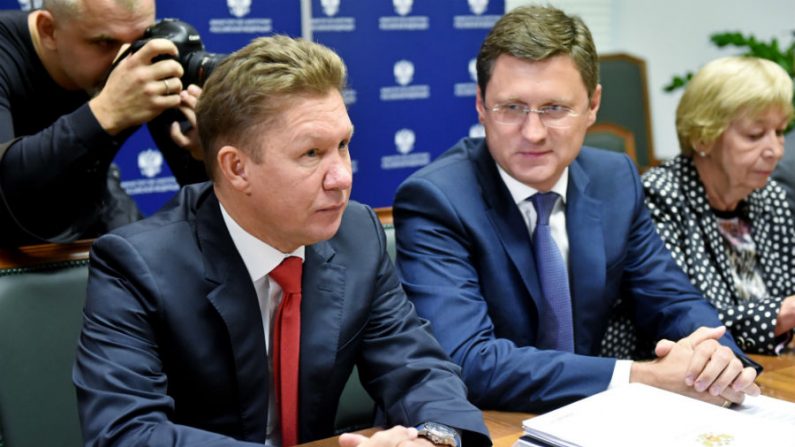 Ministro de Energia da Rússia Alexander Novak (dir.) e diretor executivo da Gazprom Alexey Miller participam de uma reunião com o comissário de Energia da UE em 29 agosto de 2014, em Moscou (Kirill Kudryavtsev/AFP/Getty Images)