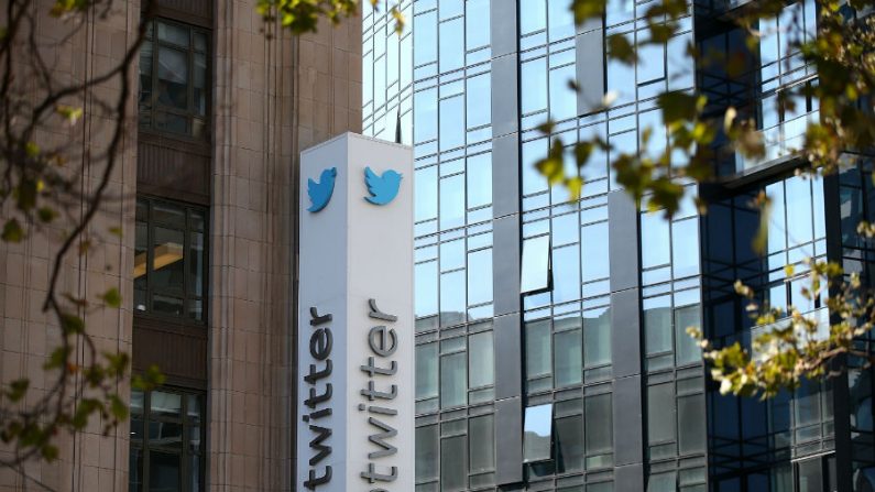 Placa com o símbolo do Twitter é vista do lado de fora da sede da empresa em 29 de julho de 2014 em San Francisco, Califórnia (Justin Sullivan/Getty Images)