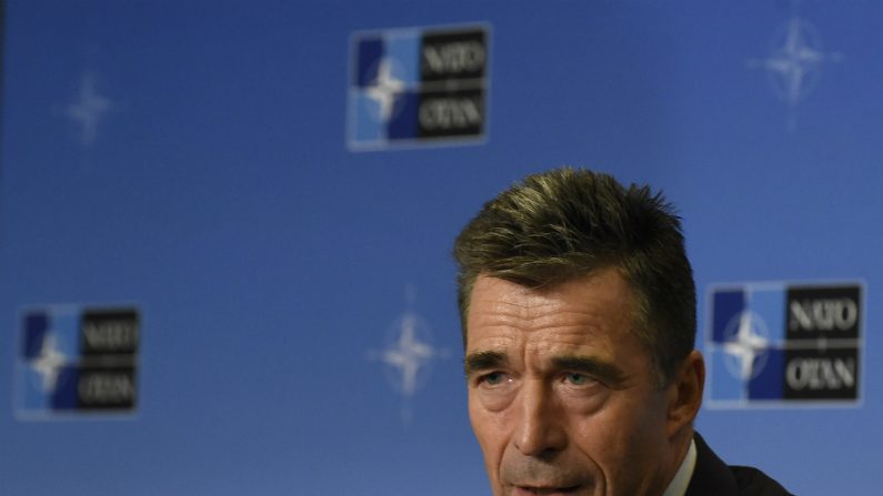 O Secretário-Geral da Organização do Tratado do Atlântico Norte (OTAN), Anders Fogh Rasmussen, participa de uma conferência de imprensa em 1º de setembro de 2014, em Bruxelas. A reunião da OTAN desta semana vai se concentrar "em uma nova política visando principalmente a segurança e uma ação efetiva da nossa comunidade ocidental quando ameaçada pela guerra, não apenas no leste da Ucrânia", disse o primeiro-ministro da Polônia Donald Tusk, que assumirá após a saída de Herman van Rompuy como próximo presidente da UE em 1º de dezembro (John Thys/AFP/Getty Images)