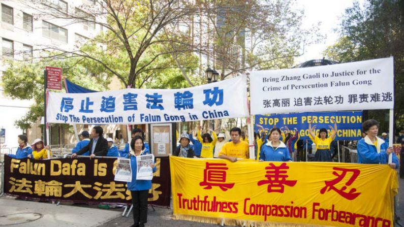 Praticantes do Falun Gong aproveitaram a oportunidade para aumentar a conscientização sobre os 15 anos de perseguição na China, com foco em Zhang Gaoli, líder da delegação chinesa. Zhang é responsável pela captura, detenção e tortura de dezenas de milhares de praticantes (Minghui.org)