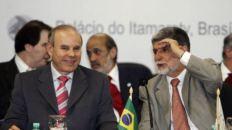 O ministro da Economia, Guido Mantega (E) e das Relações Exteriores, Celso Amorim (D), durante a XXXI Reunião de Conselho de Mercado Comum no Palácio do Itamaraty, em Brasília, Brasil (Evaristo Sa / AFP / Getty Images)