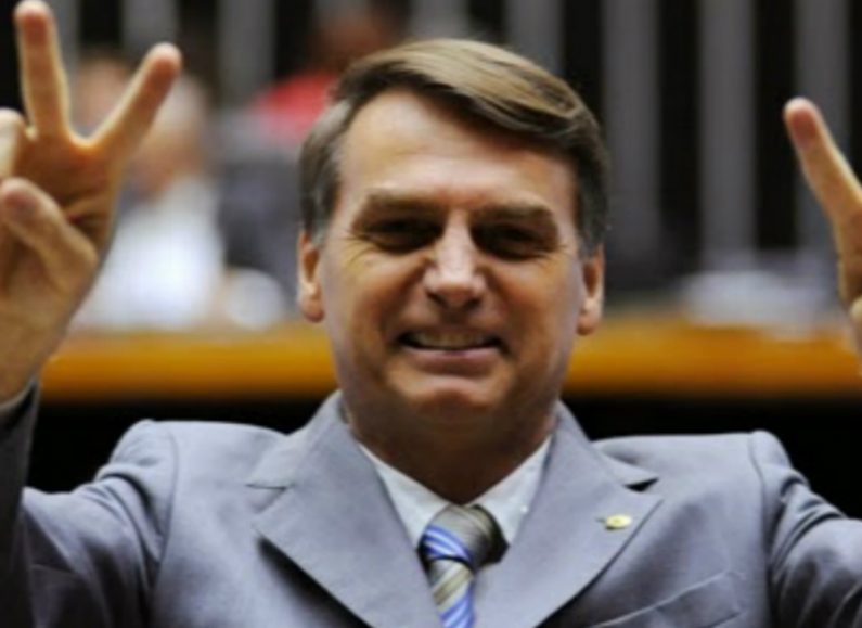 Ao ser recebido em sessão solene no Congresso, Bolsonaro garante respeito irrestrito à Constituição (Vídeo)