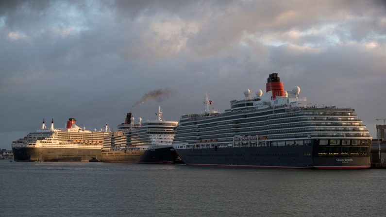 Três navios de cruzeiro no cais de Southampton, Inglaterra. A China pode embarcar em breve no mercado de navios de cruzeiro de luxo com a ajuda da Carnival Corp. (Oli Scarff/Getty Images)