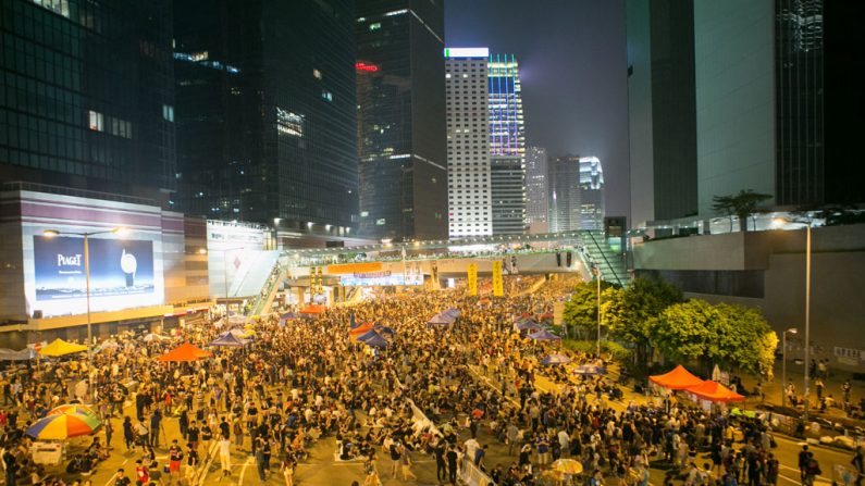 Milhares de manifestantes pró-democracia têm participado dos protestos pacíficos diante do complexo governamental em Hong Kong, em 2 de outubro de 2014 (Benjamin Chasteen/Epoch Times)