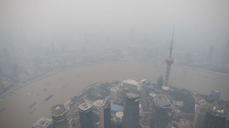 O distrito financeiro de Lujiazui em Pudong, Shanghai, sob densa poluição do ar, visto do 109º andar da Torre Shanghai (ainda em construção), em 16 de outubro. Associados do ex-líder chinês Jiang Zemin, incluindo Feng Jun, o gerente-geral da Companhia Elétrica Estatal do Município de Shanghai, estão sob investigação sob a acusação de corrupção (Johannes Eisele/AFP/Getty Images)