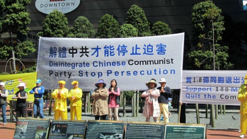 Praticantes do Falun Dafa demonstram os exercícios da prática na praça Queen Elizabeth, no centro de Auckland (Minghui.org)