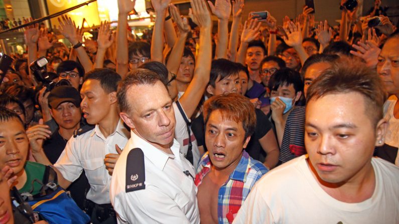 Em 3 de outubro, manifestantes pro-Pequim que são contra o movimento pro-democracia em Hong Kong se confrontaram com os ativistas pacíficos da Revolução Guarda-Chuva no distrito de Mong Kok, em Hong Kong (Poon Zai-shu/Epoch Times)