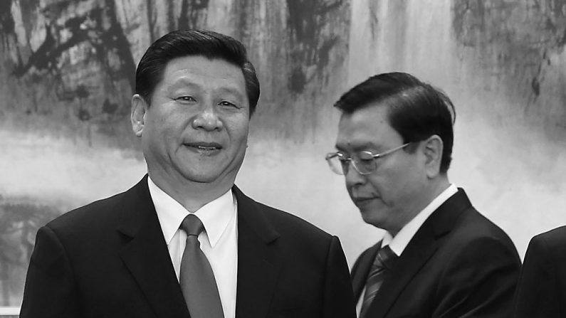 Zhang Dejiang, um membro do Comitê Permanente do Politburo, passa por trás do líder chinês Xi Jinping, logo após este ter sido formalmente nomeado para dirigir o Partido Comunista Chinês, no Grande Salão do Povo, em 15 de novembro de 2012, em Pequim. Revistas de Hong Kong informaram que Zhang Dejiang era parte de um plano para criar caos em Hong Kong e perturbar o governo de Xi Jinping (Lintao Zhang/Getty Images)