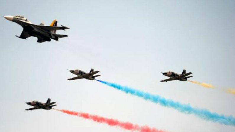 Aviación Militar Bolivariana com o russo Sukhoi SU-30MK2 com os treinadores chineses Y8 (Reprodução)