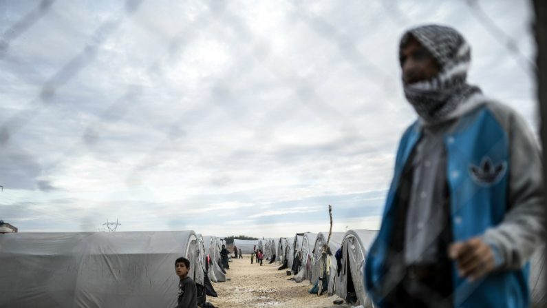 Povo curdo caminha por um campo de refugiados no início da manhã na cidade de Suruc, na província de Sanliurfa, em 19 de outubro de 2014 (Bulent Kilic/AFP/Getty Images)