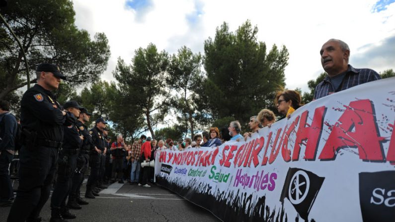  Trabalhadores da área de saúde protestam contra a manipulação do governo sobre a infecção de ebola fora do hospital Carlos III, onde uma enfermeira está sendo tratada depois que seu teste deu positivo para o vírus em 8 outubro de 2014 em Madrid, Espanha. A ministra da Saúde espanhola Ana Mato confirmou que o resultado do teste da enfermeira Teresa Romero apresentou resultado positivo depois que ela tratou dois pacientes com ebola (Denis Doyle/Getty Images)