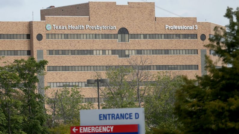 Uma visão geral do Texas Health Presbyterian Hospital, onde o paciente Thomas Eric Duncan, infectado pelo vírus ebola, morreu em 08 de outubro de 2014 em Dallas, Texas. O paciente que tinha viajado da Libéria para Dallas há 10 dias atrás foi a primeira pessoa com ebola diagnosticada fora da África Ocidental (Joe Raedle/Getty Images)