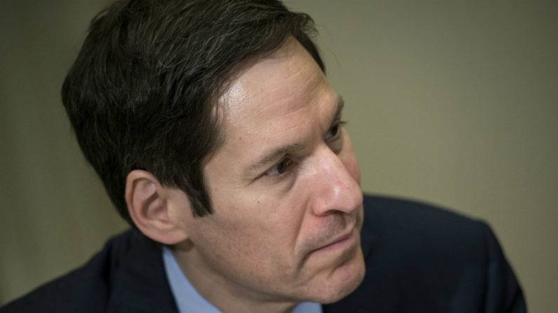 Dr. Tom Frieden, diretor do Centro de Controle de Doenças, ouve enquanto o presidente dos EUA, Barack Obama, faz uma declaração à imprensa após uma reunião na Sala Roosevelt da Casa Branca, em 6 de outubro de 2014 em Washington, DC. Obama se reuniu com a equipe de altos funcionários da segurança nacional para tratar sobre o surto de Ebola (Brendan Smialowski/AFP/Getty Images)