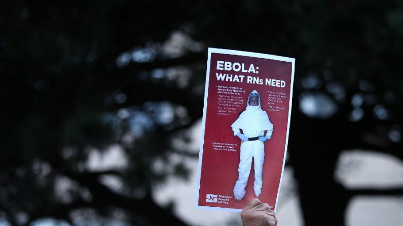 Enfermeira da Universidade do Centro Médico da Califórnia segura uma placa durante uma manifestação em protesto contra a preparação inadequada dos centros médicos contra o ebola, em 28 de outubro de 2014, em San Francisco, Califórnia (Justin Sullivan/Getty Images)