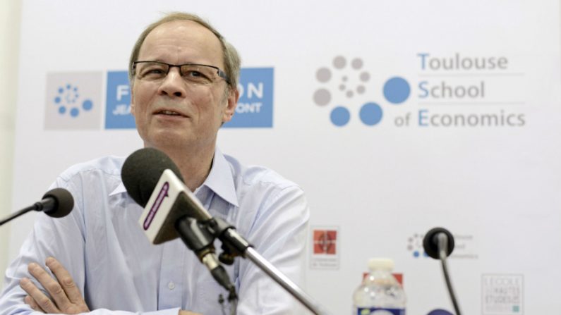 Laureado em 2014 com o Prêmio Nobel de Economia, o economista francês Jean Tirole fala durante uma conferência de imprensa na Escola de Economia de Toulouse (TSE) em 13 outubro de 2014 em Toulouse (Remy Gabalda/AFP/Getty Images)