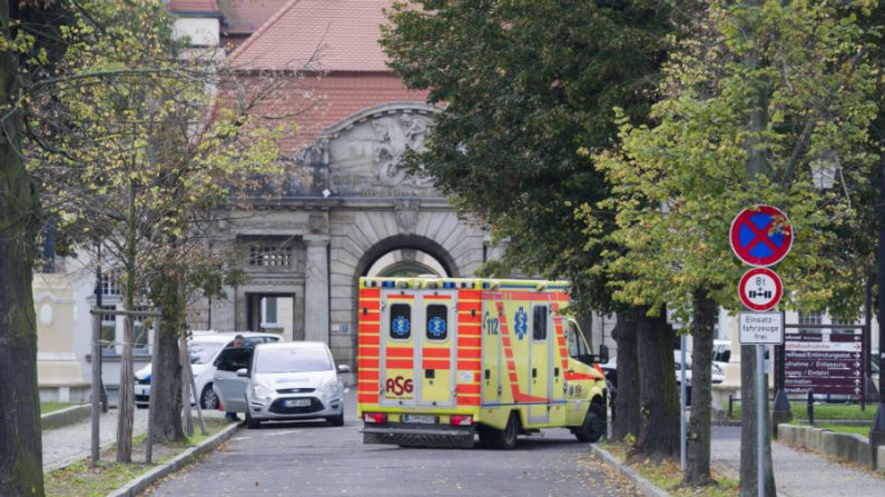 Vista externa da clínica de São Jorge, em 14 de outubro de 2104 em Leipzig, Alemanha. Funcionários do hospital anunciaram que um empregado sudanês da ONU de 56 anos de idade, que foi levado de avião para Leipzig a partir da Libéria em 3 de outubro, morreu na terça-feira. Este é o primeiro caso de morte por ebola na Alemanha desde que começou o recente surto na África ocidental (Jens Schlueter/Getty Images)