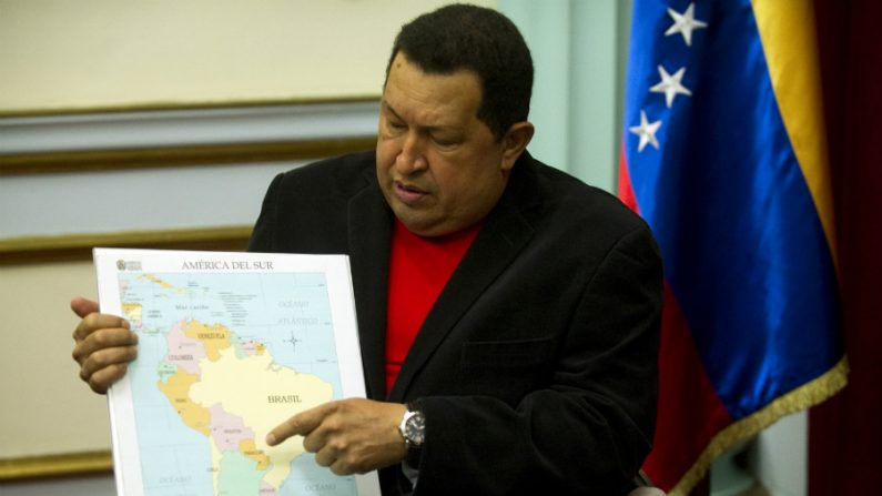 O presidente da Venezuela, Hugo Chávez, mostra o Paraguai em um mapa da América do Sul em 22 de junho de 2012 (Juan Barreto/AFP/GettyImages)