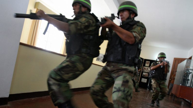 Forças especiais militares peruanas fazem demonstração para a imprensa em Lima, em 20 de abril de 2007 (Jaime Razuri/AFP/Getty Images)