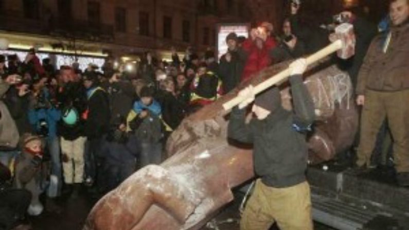 Ucranianos, depois de terem derrubado monumento de Lênin, destroem a estátua no centro de Kiev (Reprodução)