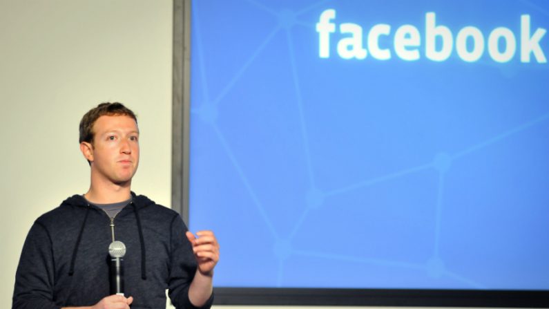 Diretor executivo do Facebook, Mark Zuckerberg, fala em um evento no escritório sede do Facebook em Menlo Park, Califórnia, em 15 de janeiro de 2012 (Josh Edelson/AFP/Getty Images)