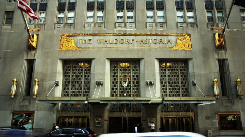 Vista da fachada do hotel Waldorf Astoria, marco de Nova York, em 06 outubro de 2014 em New York City. Foi anunciado em 6 de Outubro pela Hilton Worldwide a venda do hotel à Anbang Insurance Group com sede em Pequim por 1,95 bilhão de dólares. Como parte do acordo o Waldorf passará por uma grande renovação. O hotel Park Avenue abriu no dia 1 de outubro de 1931, e afirmou ser o maior hotel do mundo na época, atraindo estrelas de cinema, políticos e ricaços (Spencer Platt/Getty Images)